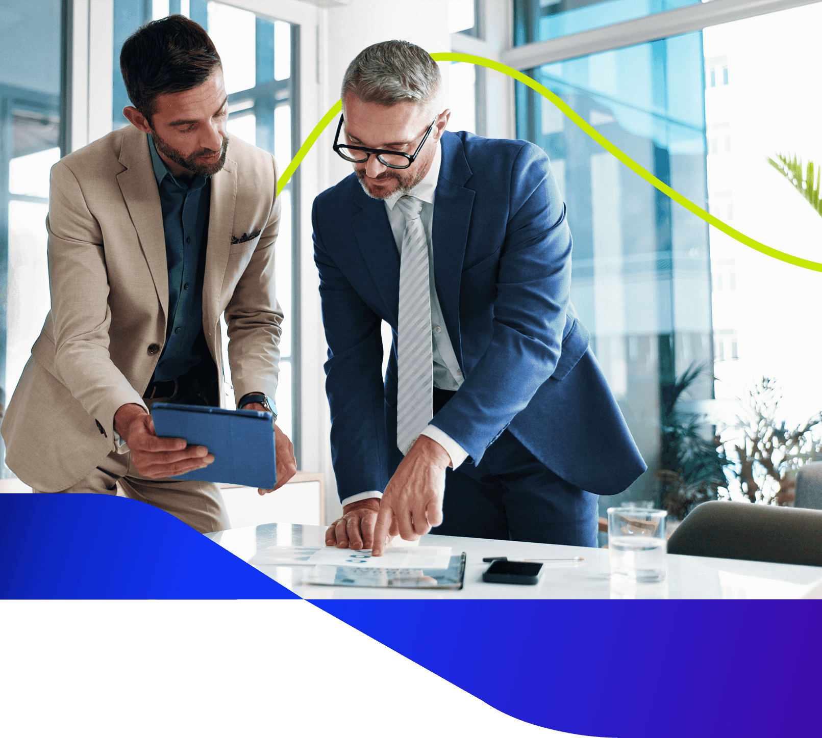 Três pessoas conversando enquanto olham para o computador