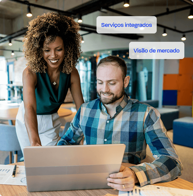 Três pessoas conversando enquanto olham para o computador