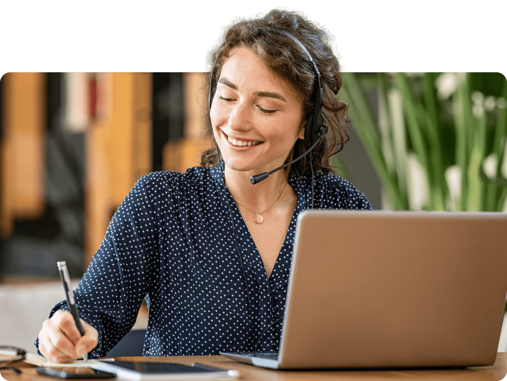 Atendente com seu notebook fazendo anotações